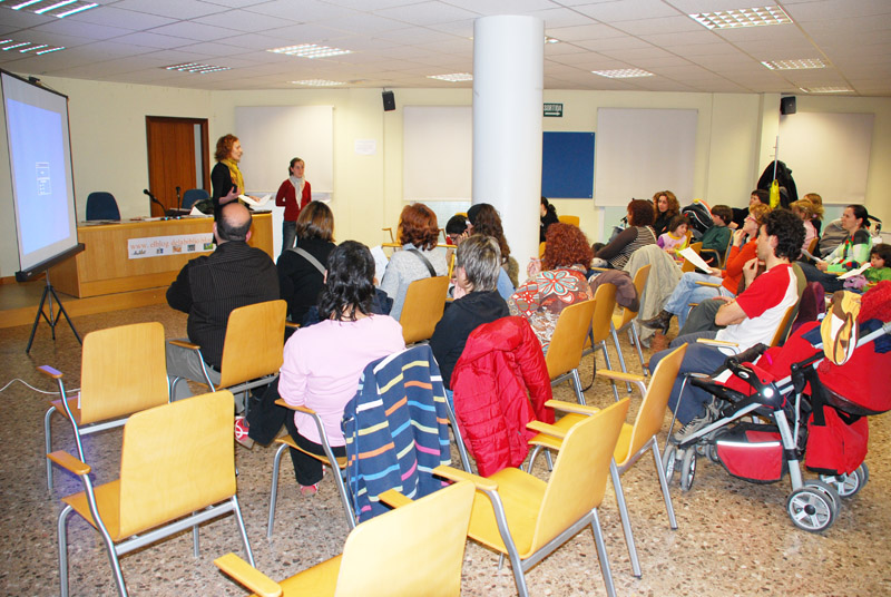 Sessió de l'Escola de Pares i Mares, a la Biblioteca