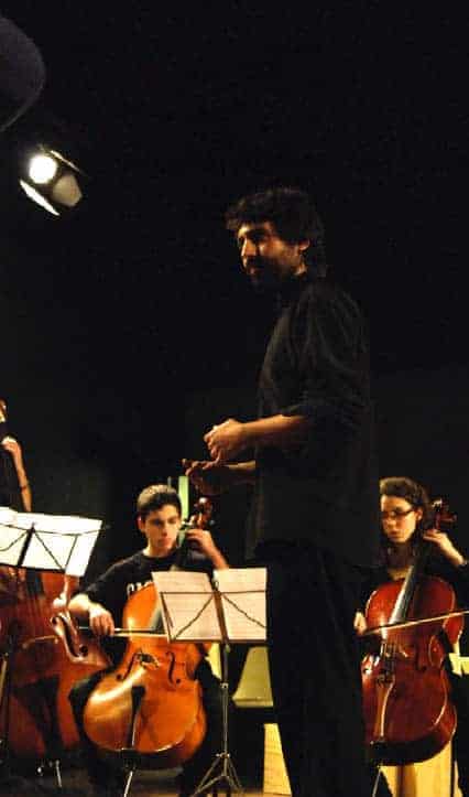 Actuació d’alumnes de l’Escola Municipal de Música de Mataró. Imatge extreta del Butlletí informatiu de l’Escola. Gener 2011. Fotos: Montse Anguera, Ruben Bes, Ignasi Gómez
