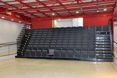 La sala disposa de grades retràctrils amb capacitat per a 168 persones assegudes
