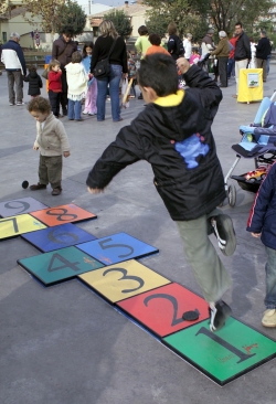 Jocs tradicionals a la plaça de Pau Picasso (2006)