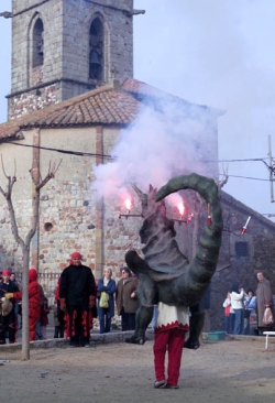 Actuació del Drac Ceballot durant la Festa de Sant Sadurní