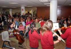 28-11-2007 - Acte literari a la Biblioteca: Actuació d'alumnes de l'Escola Municipal de Música, Dansa i Aula de Teatre