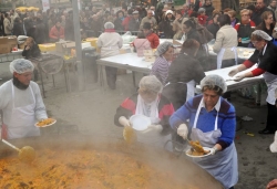 XV Paella Popular de la Unió de Botiguers a la plaça de Pau Picasso