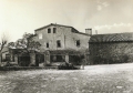 Vista de la façana principal de la casa des de l’era, cap als anys 80 del segle XX. Autor: José A. Jiménez.