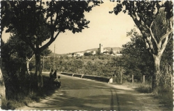 Vista de Montornès des de l'encreuament de la carretera amb el torrent de Vinyes Velles. Dècades dels 60 i dels 70 del segle XX. Postal edicions Ollé. Cedida per en Josep Saborit.