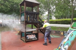 Tasques de neteja i desinfecció als parcs infantils