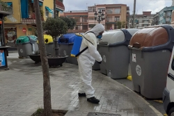 Neteja i desinfecció de la zona de contenidors de la plaça de la Font