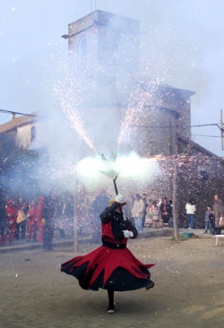 Actuació del Ball de Diables i Drac de Montornès durant la Festa de Sant Sadurní