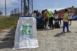 Un moment de la jornada Let's Clean Up Europe a Montornès (imatge: Montornès Animal)