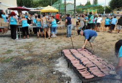 Botifarrada popular al carrer del Molí amb passatge de Sant Miquel