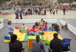 25-11-2006 - Parc infantil a la plaça de Pau Picasso