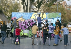 29-11-2006 - V anys de CIJC - Mural Jove a la plaça de Pau Picasso