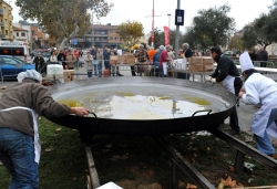 XV Paella Popular de la Unió de Botiguers a la plaça de Pau Picasso