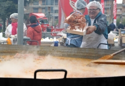 XV Paella Popular de la Unió de Botiguers a la plaça de Pau Picasso