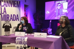 La regidora de Polítiques d'Igualtat, Ana Madrona, i la cap de l'Àrea d'Acció Social, Anna González, presentant la Dimensió Violeta.
