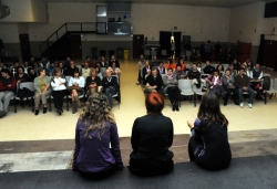 25-11-2011 - Dia Internacional contra la violència de gènere - Col·loqui després de la representació de l'obra "Estimar sense morir"