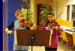 28-11-2008 - 40 aniversari de la Biblioteca de Montornès - Actuació d'alumnes de l'Escola Municipal de Música