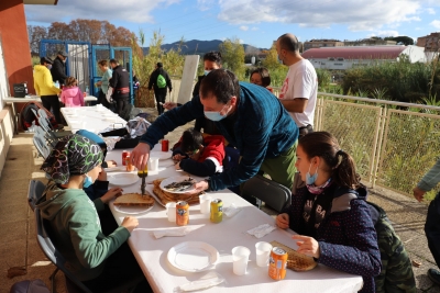 Sardinada després de la cursa d'orientació (2021).