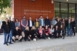 L'alcalde, José A. Montero, i el regidor d'Ocupació, Promoció Econòmica i Comerç, Jordi Delgado, amb les persones que han assistit a l'acte.