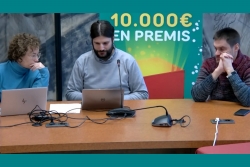 La secretària de l'Ajuntament, Júlia Cid; el regidor d'OPEC, Jordi Delgado; i el president de la Unió de Botiguers, Daniel Fabregat, en un moment del sorteig.