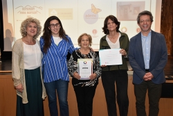 D'esquerra a dreta: la regidora de Cultura i Festes, Mercè Jiménez; Maria Reig i Rosario Arjona, de Can Sala; la directora de la Biblioteca, Glòria Catafal; i l'alcalde, José A. Montero.