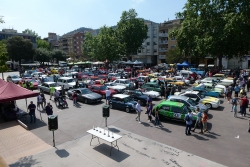 1a Trobada de clàssics a la plaça de Pau Picasso. (Autor: Josep i Carme Flores)