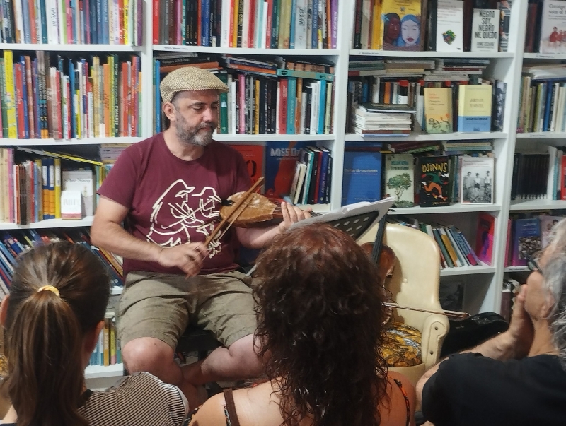 El montornesenc Jaime del Blanco a la La Caracola Casa Intercultural Llibreria Horta. (imatge: La Caracola)