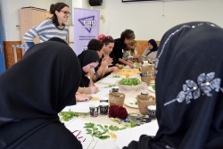 Una quinzena de dones de diferents origens i edats han assistit al taller “Compartim la nostra memòria alimentària”.