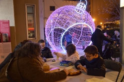 A la plaça de la República s'ha instal·lat una bola de 4 metres de diàmetre.