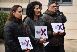 Minut de silenci al davant de l'Ajuntament pel feminicidi de Riudecanyes.