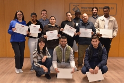 L'alcalde, José A. Montero; el regidor delegat de l’Àrea d’Acció Social, Jordi Delgado; i la tècnica municipal de Polítiques Migratòries, Anna Meca; amb les persones que han completat la formació.