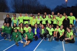 Participants del programa "Corre per la igualtat", amb la regidora de Feminisme i Diversitats, Natalia Segura; el regidor d'Esports, Ricardo Piris; i representants del Club Atletisme Montornès.