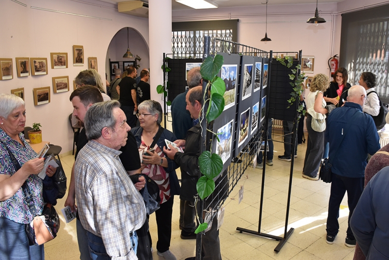 L'exposició de postals "Montornès Ciutat" en la seva inauguració.