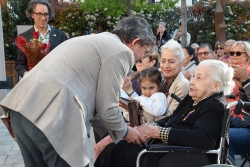 L'alcalde, José A. Montero, fent entrega de l'estatueta amb els gegants de Montornès i el Castell de Sant Miquel a Ventureta Ballús.