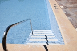 Nova escala d'obra a la piscina gran.