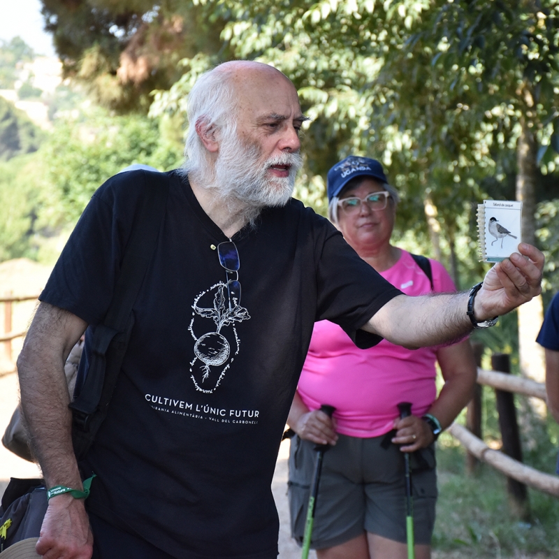 El biòleg Joan Manel Riera, en una caminada organitzada a Montornès.