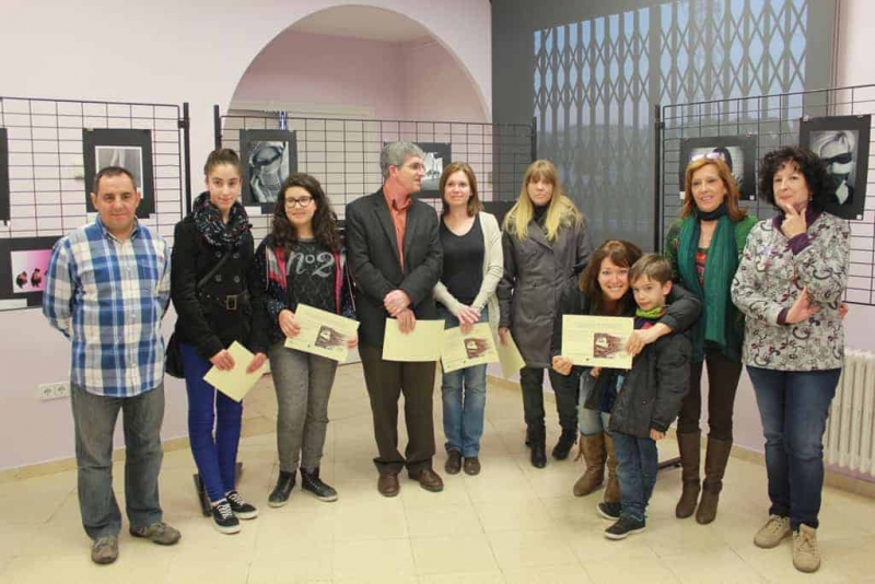Quadre de guanyadors del III Concurs de Fotografia i Pintura del Dia de les Dones. (A la dreta la regidora de Polítiques d'Igualtat, M.Teresa Jiménez)
