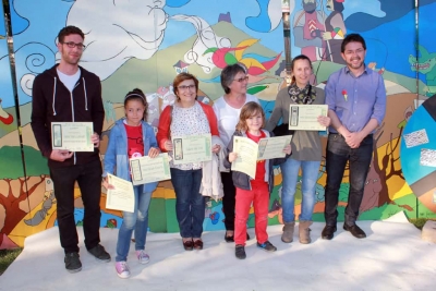 L'alcalde i la Regidoria de Cultura amb els guanyadors del IX Concurs de Punts de Llibre