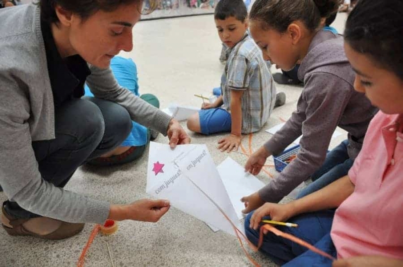 Alumnes de l'escola Marinada construeixen un estel per dir la seva opinió