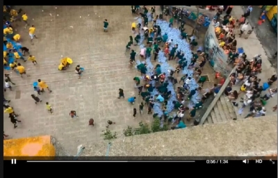 Captura d'un moment del "time-lapse" de la guerra de globus de Festa Major a la plaça de Joan Miró