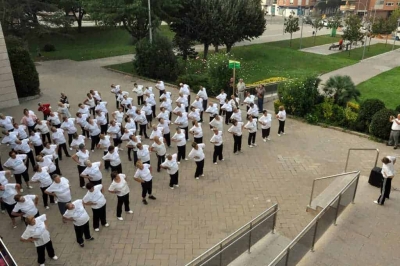 Exercicis durant la sessió gimnàstica celebrada en el marc de la Setmana de la Gent Gran