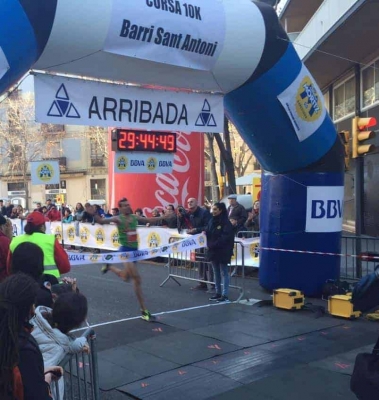Moment de l'arribada de Dris Lakhouaja a la meta de la Cursa del Barri de Sant Antoni (Foto: CE Montornès Atletisme)