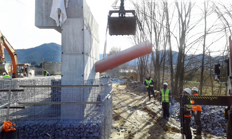 Treballs de construcció de la passarel·la sobre el riu Mogent