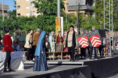 Un altre moment de l'acció a l'escenari de la plaça de Pau Picasso