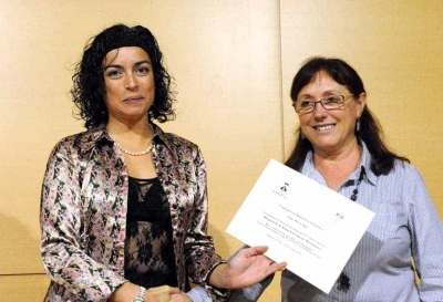 A l'esquerra, la guanyadora del Premi, Esther Blanco Ribot, acompanyada per la regidora de Cultura Maria Rosa Viñallonga