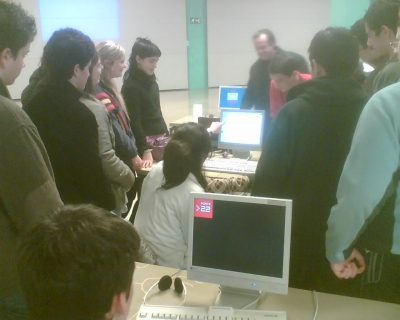 Visita dels estudiants de l'IES Vinyes Velles a l'espai Porta22