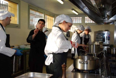 Alumnes de cuina i gastronomia durant les pràctiques