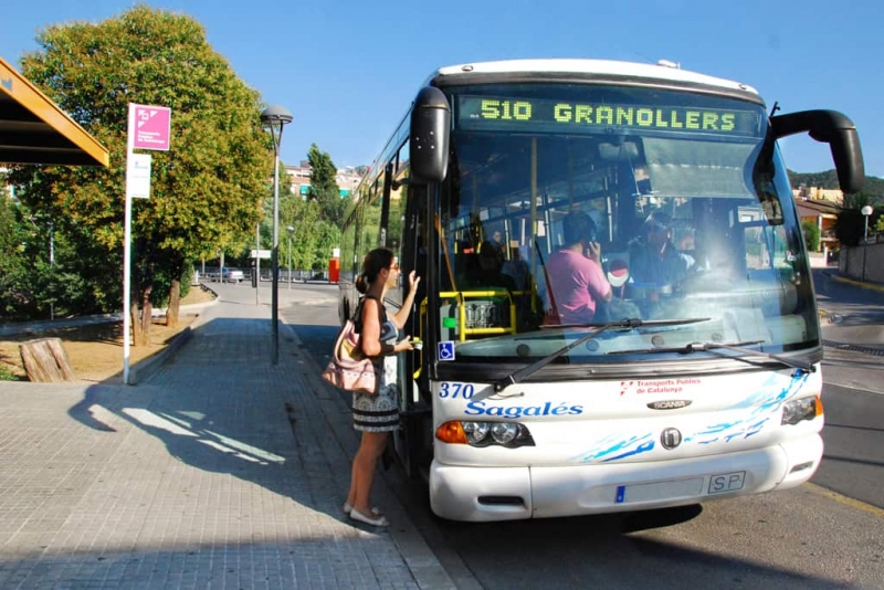 Parada de bus a l'avinguda de Barcelona, a prop de l'Institut Vinyes Velles