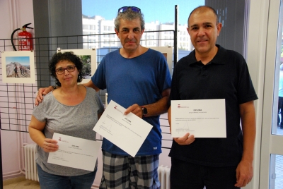Guanyadors de la 6è edició del concurs de fotografia "La Samarreta Viatgera". D'esquerra a dreta: Josefa Rubí, José Antonio Pérez i Manuel Villén.