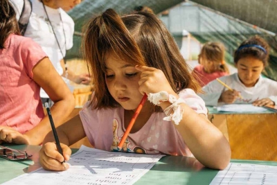 Infants estudiant al centre educatiu del camp de refugiats d'Oinofyta. Autora: Pilar Liberty Munro.